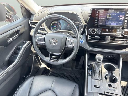 Used 2020 Toyota Highlander XLE AWD/4WD image 11