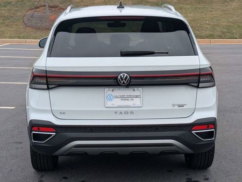 New 2026 Volkswagen Taos SE FWD image 5