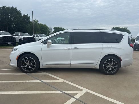 Used 2021 Chrysler Pacifica Limited AWD/4WD image 4