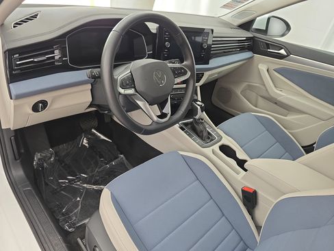 Certified 2025 Volkswagen Jetta SE w/ Sunroof Package FWD image 15
