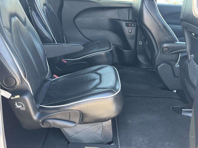 Used 2025 Chrysler Pacifica Limited FWD image 28