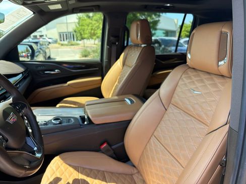 Used 2023 Cadillac Escalade ESV Sport w/ LPO, ONYX Package AWD/4WD image 23