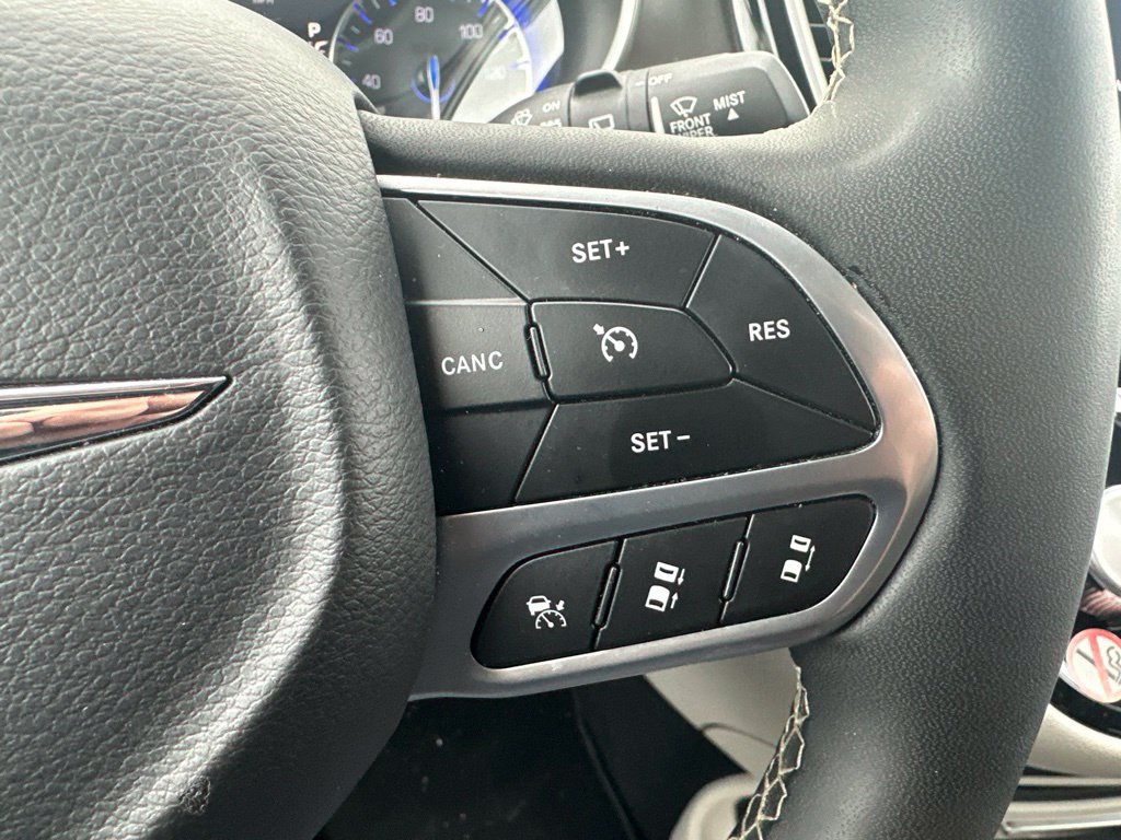 Used 2024 Chrysler Pacifica Touring-L FWD image 31