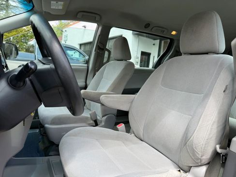 Used 2015 Toyota Sienna L FWD image 24