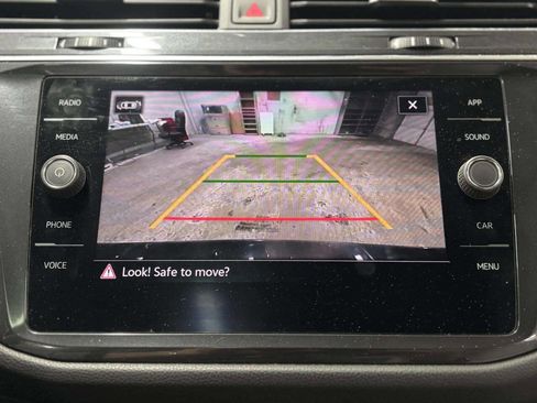 Used 2021 Volkswagen Tiguan SE w/ Panoramic Sunroof Package image 24