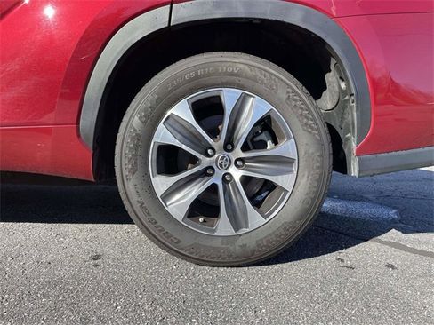 Used 2023 Toyota Highlander XLE image 9