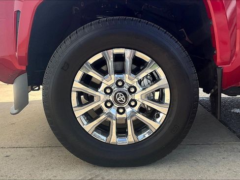 Used 2025 Toyota Tacoma Limited image 11