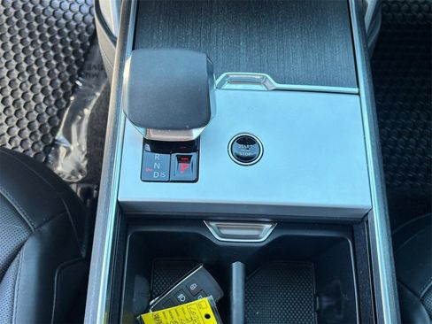Used 2025 Land Rover Range Rover SE image 25