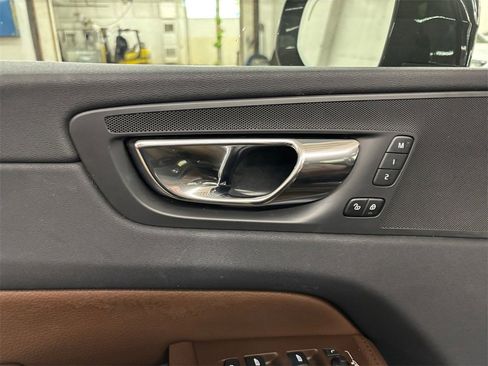 Used 2019 Volvo XC60 T8 Momentum w/ Premium Package image 12