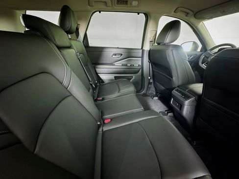 Used 2025 Nissan Pathfinder SL FWD image 25