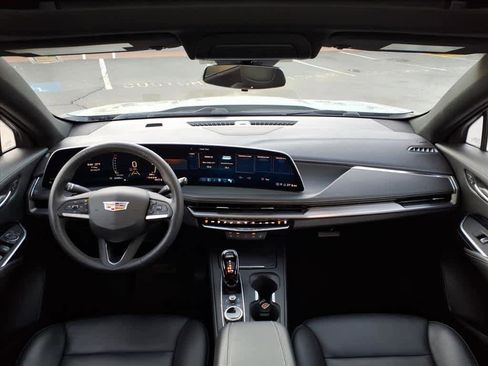 Used 2024 Cadillac XT4 Luxury w/ Cold Weather Package image 15