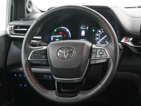 Used 2022 Toyota Sienna XLE Woodland Edition AWD/4WD image 18