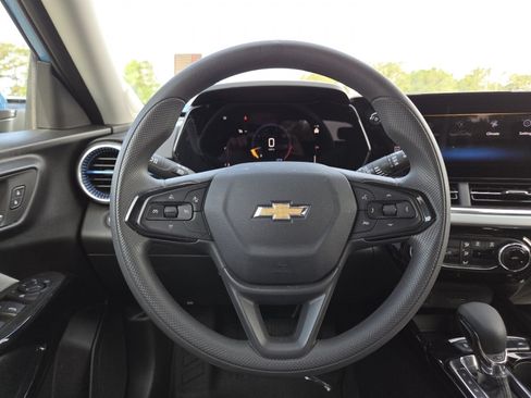 Used 2025 Chevrolet Trax LT FWD image 27