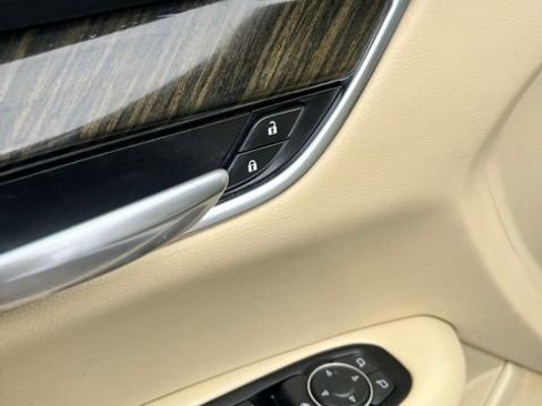 Used 2018 Cadillac XT5 FWD image 11