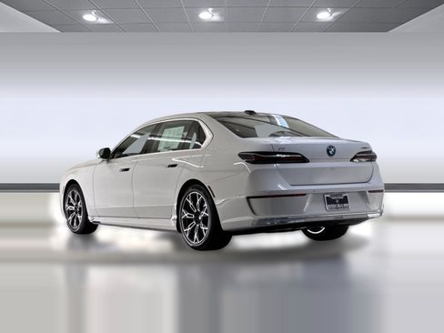 Used 2026 BMW i7 xDrive60 w/ Executive Package AWD/4WD image 3