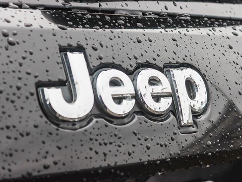 Used 2019 Jeep Grand Cherokee Laredo w/ Laredo X Package image 9