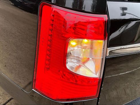 Used 2016 Chrysler Town & Country Touring image 26