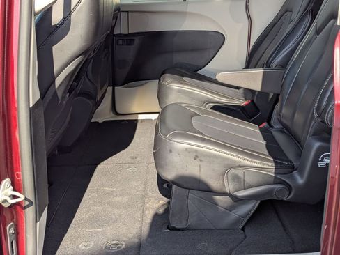 Used 2023 Chrysler Pacifica Touring-L image 22