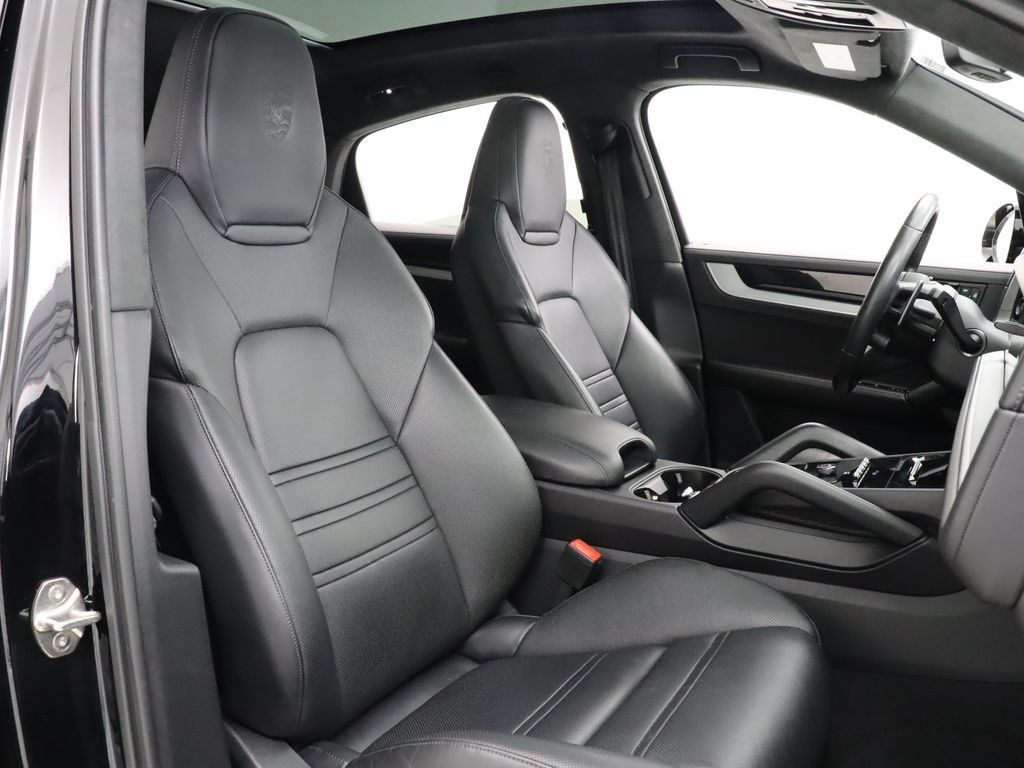 Used 2024 Porsche Cayenne Coupe w/ Premium Package Plus AWD/4WD image 31