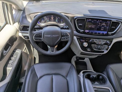 Used 2024 Chrysler Pacifica Touring-L FWD image 16