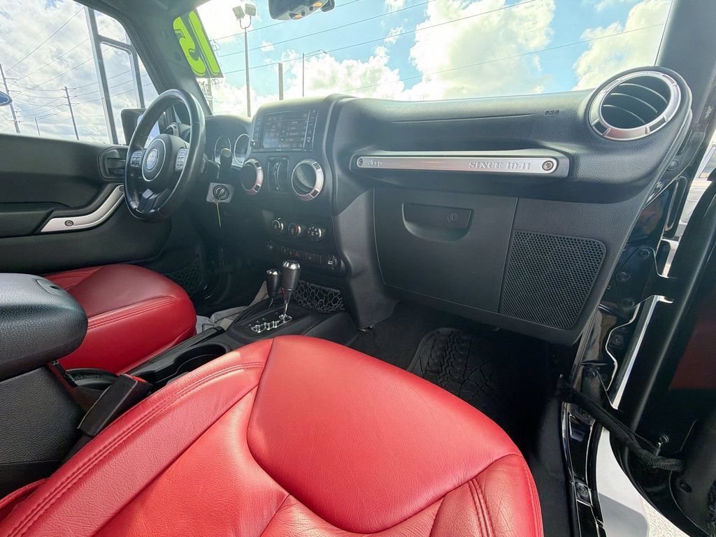 Used 2015 Jeep Wrangler Unlimited Sahara w/ Connectivity Group AWD/4WD image 28