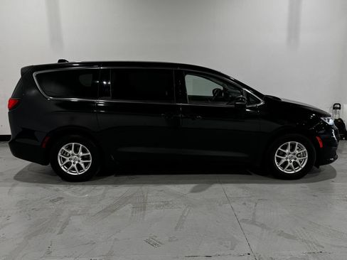 Used 2024 Chrysler Pacifica Touring-L FWD image 21