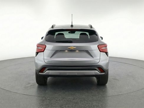 Used 2025 Chevrolet Trax LT w/ LT Convenience Package image 7