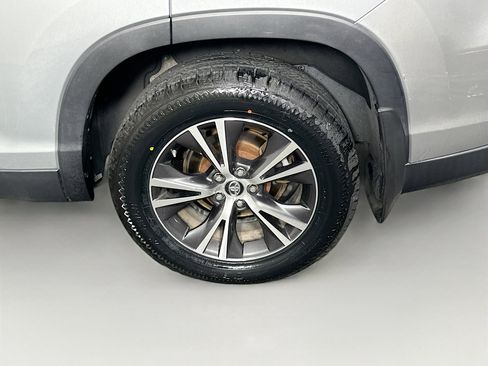 Used 2019 Toyota Highlander Plus AWD/4WD image 11