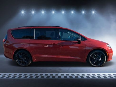 Used 2025 Chrysler Pacifica Limited FWD image 2