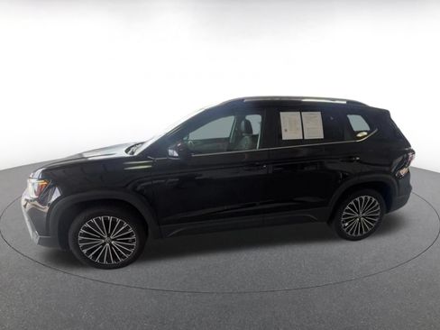 Used 2025 Volkswagen Taos SE FWD image 7