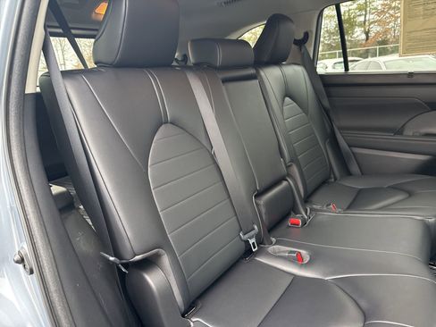 Used 2023 Toyota Highlander XLE image 19