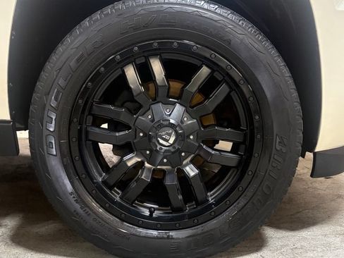 Used 2012 Chevrolet Avalanche LTZ AWD/4WD image 27