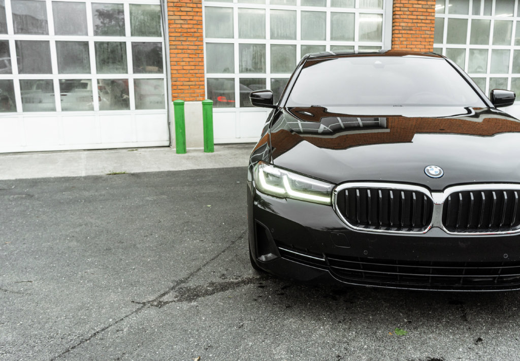 Used 2023 BMW 530e RWD image 35