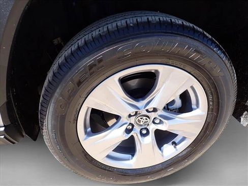 Used 2025 Toyota RAV4 XLE AWD/4WD image 7