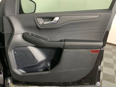 Used 2025 Ford Escape SE image 38