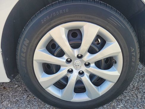 Used 2022 Toyota Corolla LE FWD image 12
