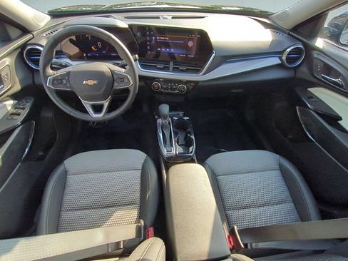 Used 2024 Chevrolet Trax LT w/ Sunroof Package FWD image 28