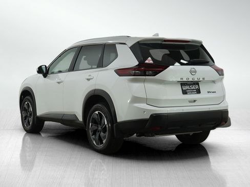 Used 2024 Nissan Rogue SV w/ SV Premium Package image 3