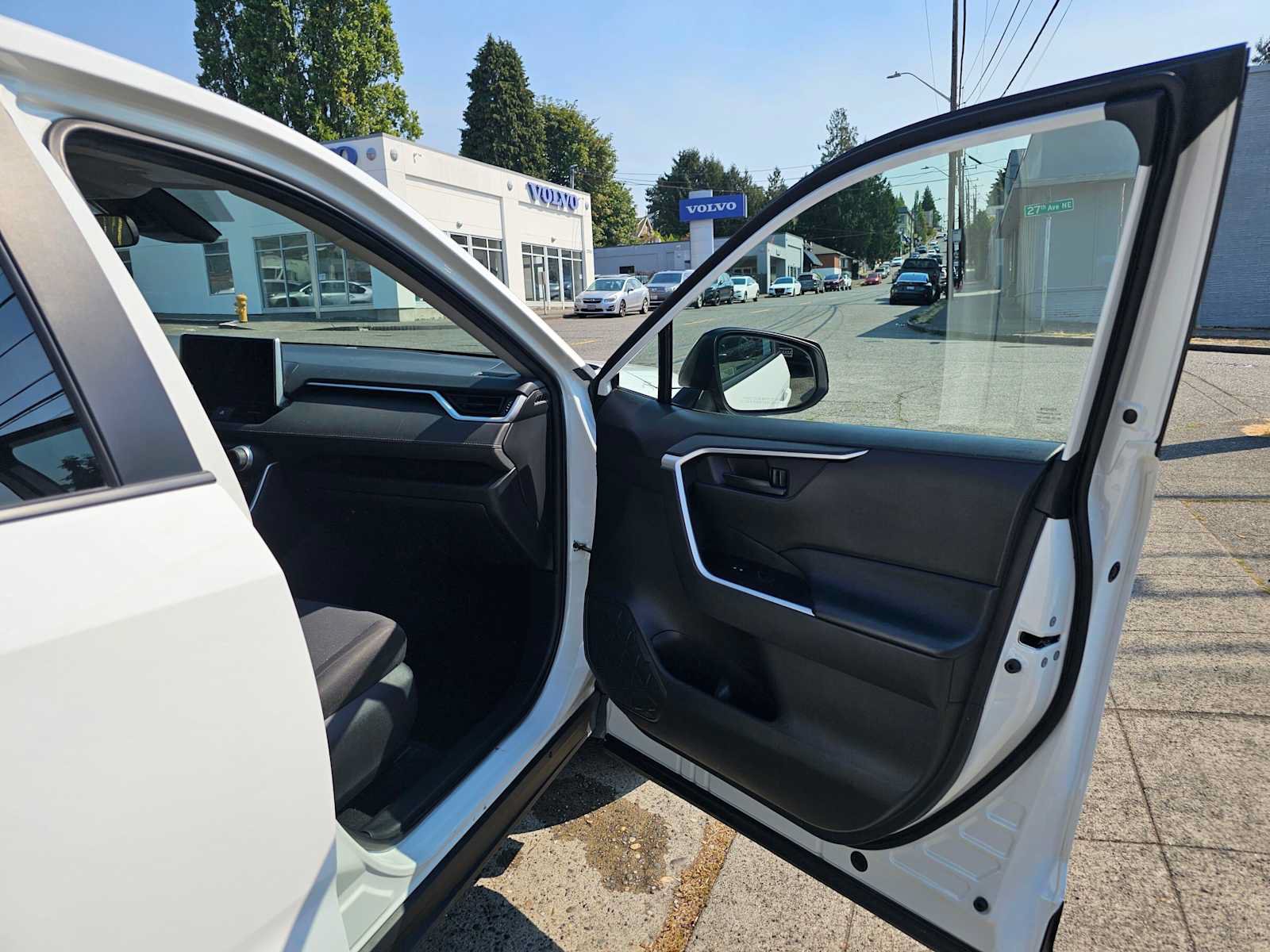 Used 2024 Toyota RAV4 LE AWD/4WD image 10