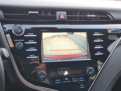 Used 2018 Toyota Camry SE FWD image 13