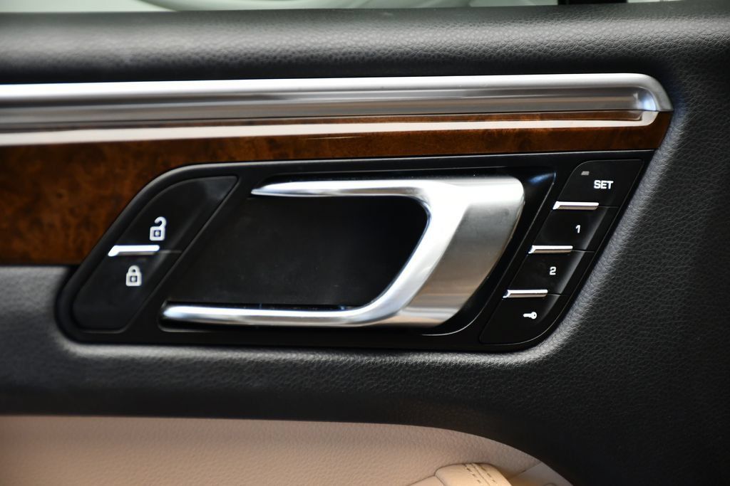 Certified 2023 Porsche Macan S AWD/4WD image 32