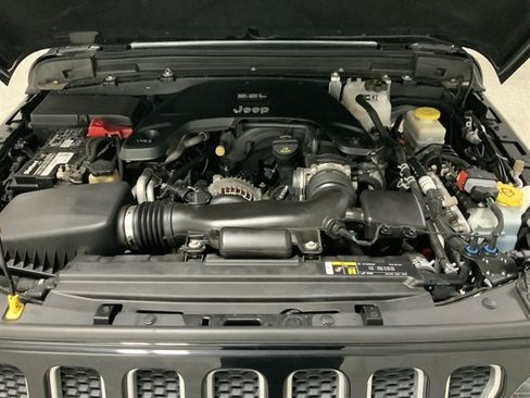 Used 2018 Jeep Wrangler Unlimited Sahara AWD/4WD image 8