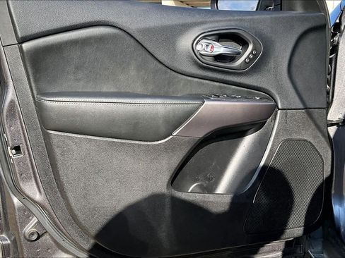 Used 2020 Jeep Cherokee Limited image 19