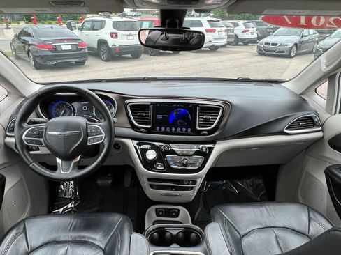 Used 2017 Chrysler Pacifica Touring-L Plus FWD image 9