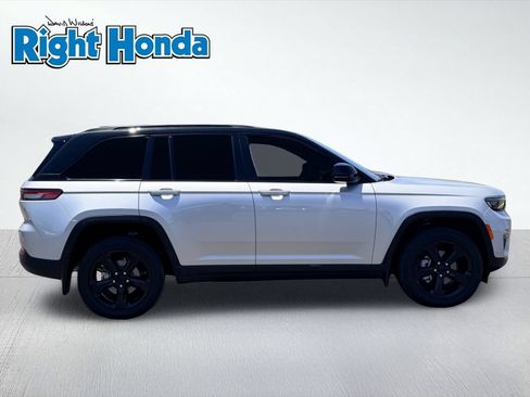 Used 2024 Jeep Grand Cherokee Limited w/ Luxury Tech Group II RWD image 8