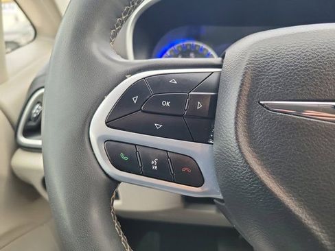 Used 2023 Chrysler Pacifica Touring-L FWD image 25