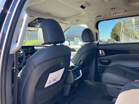 Certified 2025 Kia Carnival SX Prestige image 13