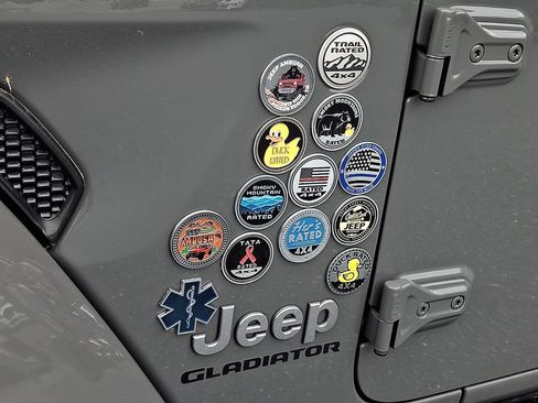 Used 2022 Jeep Gladiator Overland w/ LED Lighting Group AWD/4WD image 29