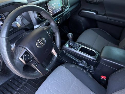 Used 2022 Toyota Tacoma TRD Off-Road AWD/4WD image 12