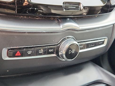 Used 2019 Volvo XC60 T5 Momentum image 17